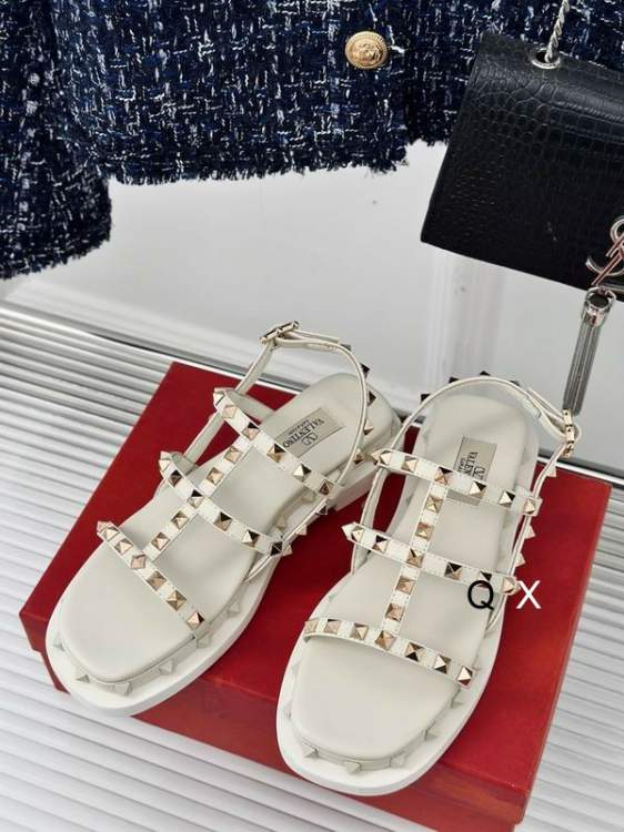 Picture of Valentino Shoes _SKUValentinsz35-40JX030120121
